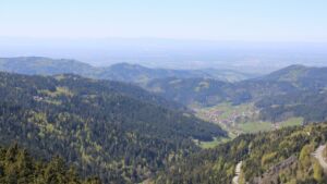 Dieses Bild zeigt eine Webcam-Aufnahme vom Achertal, aufgenommen am Donnerstag, den 23.04.2026 um 13:50 Uhr. Die Temperatur betrug 13.6°C.