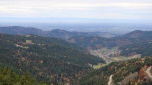 Dieses Bild zeigt eine Webcam-Aufnahme vom Achertal, aufgenommen am Samstag, den 01.11.2025 um 12:20 Uhr. Die Temperatur betrug 12.4°C.