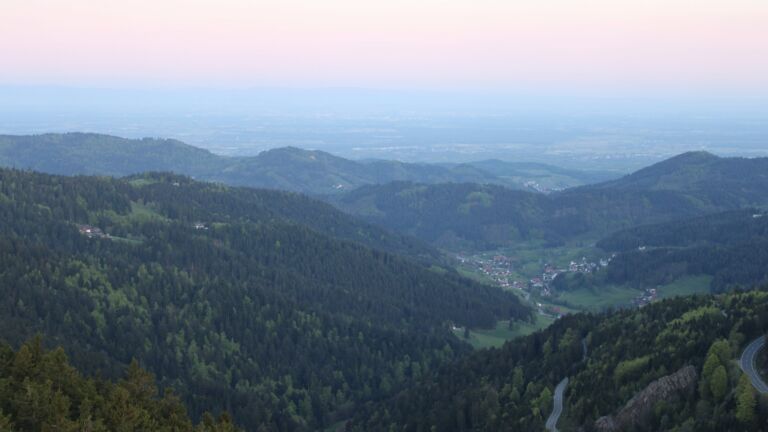 Dieses Bild zeigt eine Webcam-Aufnahme vom Achertal, aufgenommen am Sonntag, den 26.04.2026 um 06:20 Uhr. Die Temperatur betrug 8.2°C.