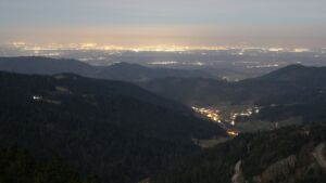 Dieses Bild zeigt eine Webcam-Aufnahme vom Achertal, aufgenommen am Dienstag, den 03.03.2026 um 23:30 Uhr. Die Temperatur betrug 6°C.