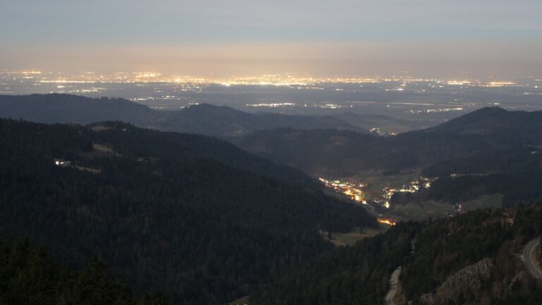 Dieses Bild zeigt eine Webcam-Aufnahme vom Achertal, aufgenommen am Dienstag, den 03.03.2026 um 23:30 Uhr. Die Temperatur betrug 6°C.