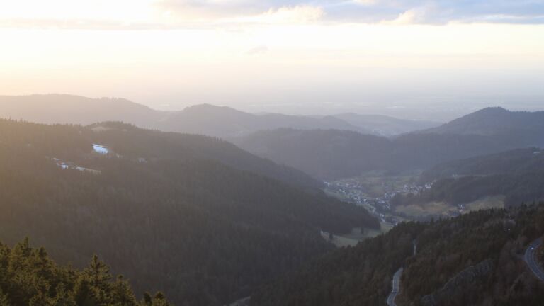 Dieses Bild zeigt eine Webcam-Aufnahme vom Achertal, aufgenommen am Samstag, den 07.02.2026 um 17:10 Uhr. Die Temperatur betrug 6.4°C.