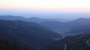 Dieses Bild zeigt eine Webcam-Aufnahme vom Achertal, aufgenommen am Samstag, den 09.05.2026 um 21:10 Uhr. Die Temperatur betrug 12.9°C.