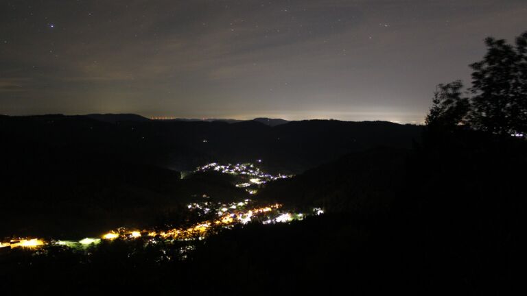 Dieses Bild zeigt eine Webcam-Aufnahme vom Achertal, aufgenommen am Donnerstag, den 15.10.2026 um 00:00 Uhr. Die Temperatur betrug 13.2°C.