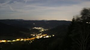 Dieses Bild zeigt eine Webcam-Aufnahme vom Achertal, aufgenommen am Montag, den 28.09.2026 um 22:00 Uhr. Die Temperatur betrug 22.8°C.