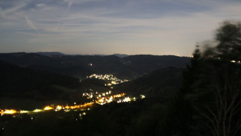 Dieses Bild zeigt eine Webcam-Aufnahme vom Achertal, aufgenommen am Montag, den 28.09.2026 um 22:00 Uhr. Die Temperatur betrug 22.8°C.