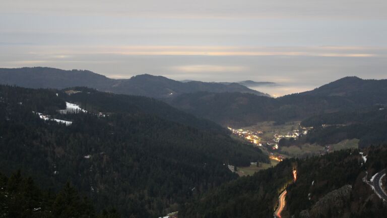 Dieses Bild zeigt eine Webcam-Aufnahme vom Achertal, aufgenommen am Samstag, den 31.01.2026 um 22:00 Uhr. Die Temperatur betrug 2.6°C.