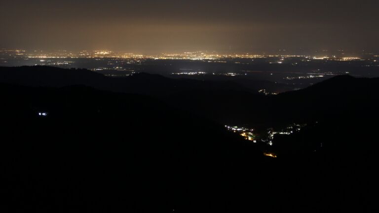 Dieses Bild zeigt eine Webcam-Aufnahme vom Achertal, aufgenommen am Montag, den 23.03.2026 um 00:30 Uhr. Die Temperatur betrug 5.8°C.