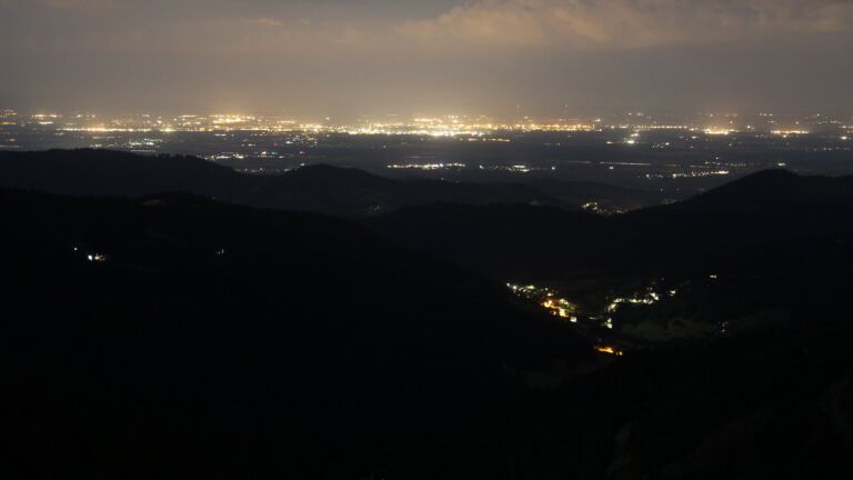 Dieses Bild zeigt eine Webcam-Aufnahme vom Achertal, aufgenommen am Montag, den 14.07.2025 um 02:00 Uhr. Die Temperatur betrug 18°C.