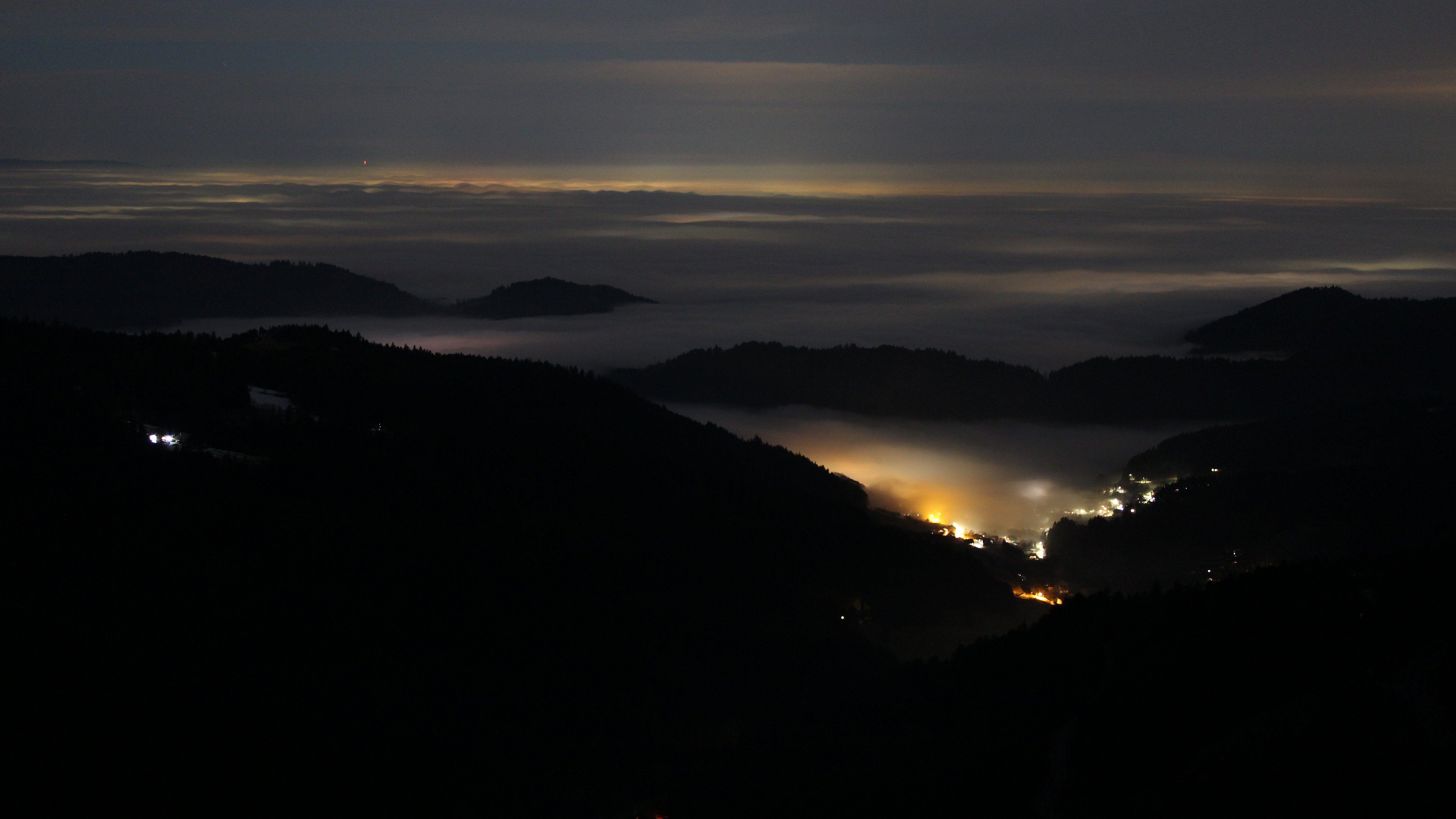 Dieses Bild zeigt eine Webcam-Aufnahme vom Achertal, aufgenommen am Mittwoch, den 04.02.2026 um 21:30 Uhr. Die Temperatur betrug 4.4°C.