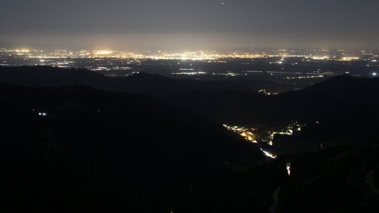 Dieses Bild zeigt eine Webcam-Aufnahme vom Achertal, aufgenommen am Donnerstag, den 23.04.2026 um 23:30 Uhr. Die Temperatur betrug 9.6°C.