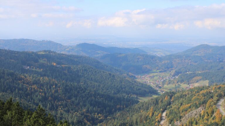 Dieses Bild zeigt eine Webcam-Aufnahme vom Achertal, aufgenommen am Sonntag, den 12.10.2025 um 12:50 Uhr. Die Temperatur betrug 10.1°C.