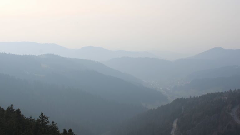 Dieses Bild zeigt eine Webcam-Aufnahme vom Achertal, aufgenommen am Sonntag, den 08.03.2026 um 17:00 Uhr. Die Temperatur betrug 10.8°C.