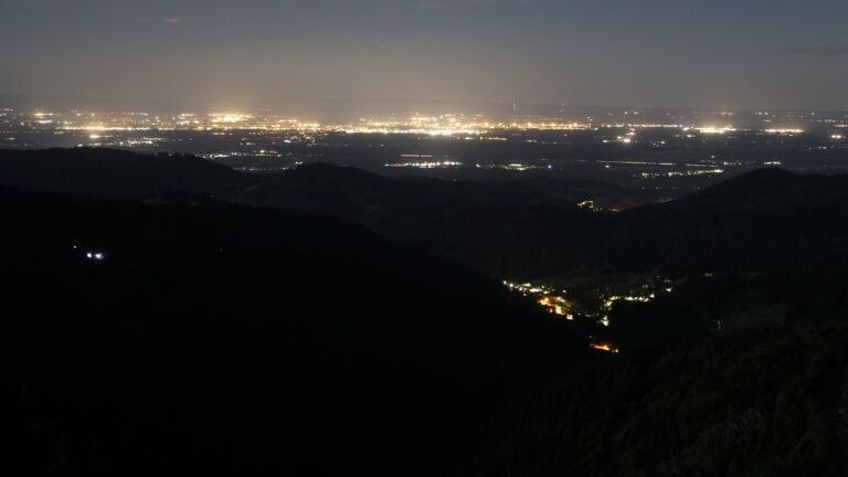 Dieses Bild zeigt eine Webcam-Aufnahme vom Achertal, aufgenommen am Montag, den 04.05.2026 um 02:30 Uhr. Die Temperatur betrug 10.9°C.