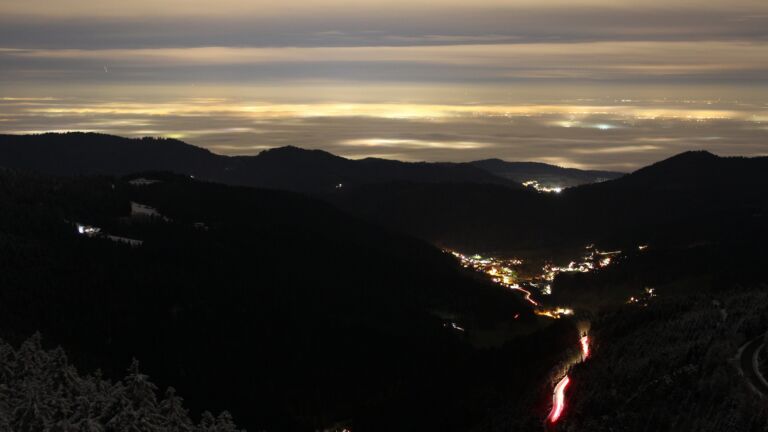 Dieses Bild zeigt eine Webcam-Aufnahme vom Achertal, aufgenommen am Donnerstag, den 27.11.2025 um 18:30 Uhr. Die Temperatur betrug -2.4°C.