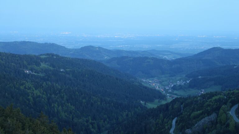 Dieses Bild zeigt eine Webcam-Aufnahme vom Achertal, aufgenommen am Dienstag, den 28.04.2026 um 05:50 Uhr. Die Temperatur betrug 9.6°C.