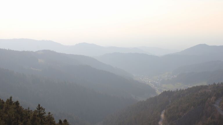 Dieses Bild zeigt eine Webcam-Aufnahme vom Achertal, aufgenommen am Montag, den 23.03.2026 um 17:30 Uhr. Die Temperatur betrug 6.6°C.