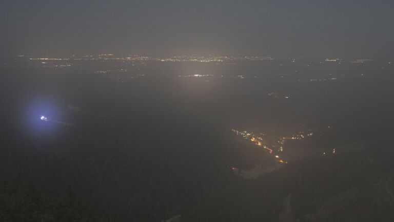 Dieses Bild zeigt eine Webcam-Aufnahme vom Achertal, aufgenommen am Freitag, den 05.12.2025 um 23:30 Uhr. Die Temperatur betrug -0.7°C.