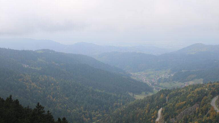 Dieses Bild zeigt eine Webcam-Aufnahme vom Achertal, aufgenommen am Donnerstag, den 09.10.2025 um 13:30 Uhr. Die Temperatur betrug 10.2°C.