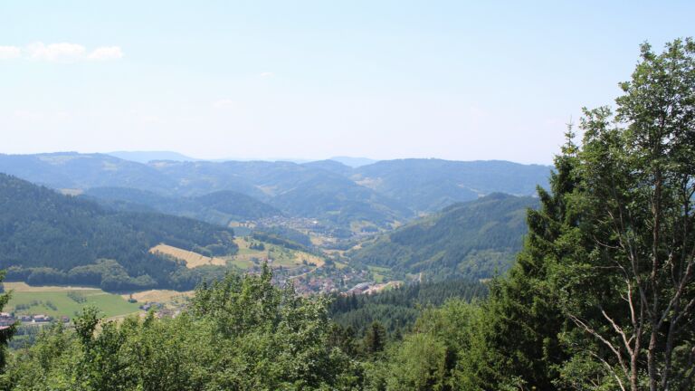Dieses Bild zeigt eine Webcam-Aufnahme vom Achertal, aufgenommen am Samstag, den 27.06.2026 um 13:30 Uhr. Die Temperatur betrug 33.6°C.