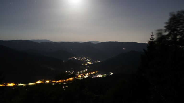 Dieses Bild zeigt eine Webcam-Aufnahme vom Achertal, aufgenommen am Mittwoch, den 24.06.2026 um 23:50 Uhr. Die Temperatur betrug 26.2°C.