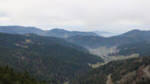 Dieses Bild zeigt eine Webcam-Aufnahme vom Achertal, aufgenommen am Donnerstag, den 04.12.2025 um 13:00 Uhr. Die Temperatur betrug 2.3°C.