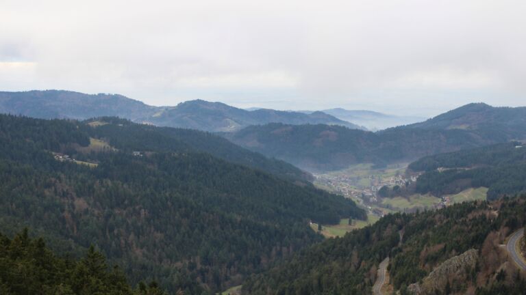 Dieses Bild zeigt eine Webcam-Aufnahme vom Achertal, aufgenommen am Donnerstag, den 04.12.2025 um 13:00 Uhr. Die Temperatur betrug 2.3°C.