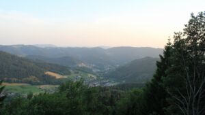 Dieses Bild zeigt eine Webcam-Aufnahme vom Achertal, aufgenommen am Donnerstag, den 25.06.2026 um 21:00 Uhr. Die Temperatur betrug 29.6°C.