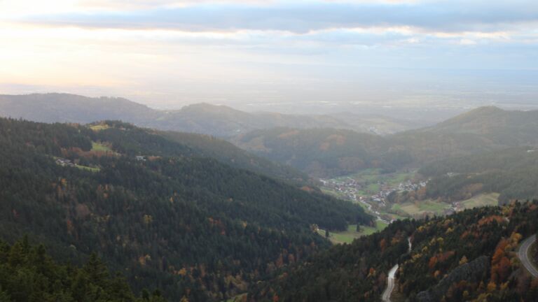 Dieses Bild zeigt eine Webcam-Aufnahme vom Achertal, aufgenommen am Dienstag, den 28.10.2025 um 16:50 Uhr. Die Temperatur betrug 5.6°C.