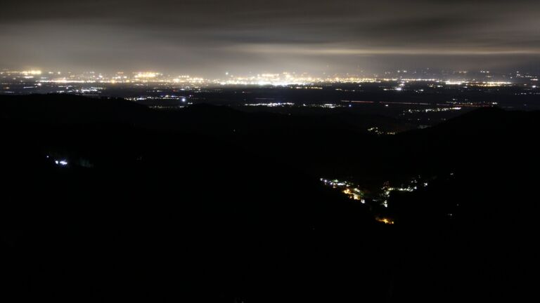 Dieses Bild zeigt eine Webcam-Aufnahme vom Achertal, aufgenommen am Donnerstag, den 30.10.2025 um 00:30 Uhr. Die Temperatur betrug 7.2°C.