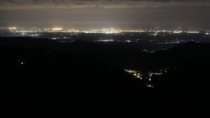 Dieses Bild zeigt eine Webcam-Aufnahme vom Achertal, aufgenommen am Samstag, den 18.04.2026 um 04:50 Uhr. Die Temperatur betrug 12.1°C.