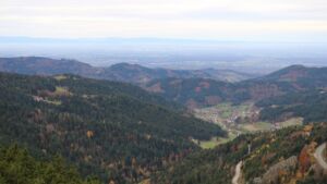 Dieses Bild zeigt eine Webcam-Aufnahme vom Achertal, aufgenommen am Samstag, den 01.11.2025 um 10:10 Uhr. Die Temperatur betrug 12.8°C.