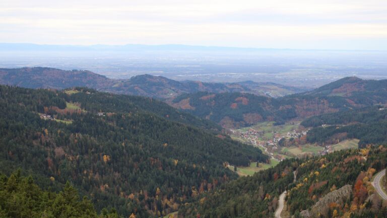 Dieses Bild zeigt eine Webcam-Aufnahme vom Achertal, aufgenommen am Samstag, den 01.11.2025 um 10:10 Uhr. Die Temperatur betrug 12.8°C.