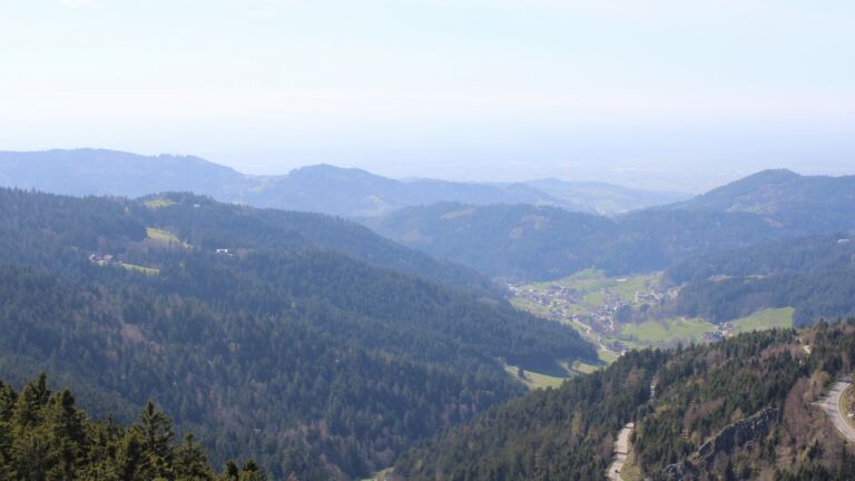 Dieses Bild zeigt eine Webcam-Aufnahme vom Achertal, aufgenommen am Donnerstag, den 09.04.2026 um 16:00 Uhr. Die Temperatur betrug 15.1°C.