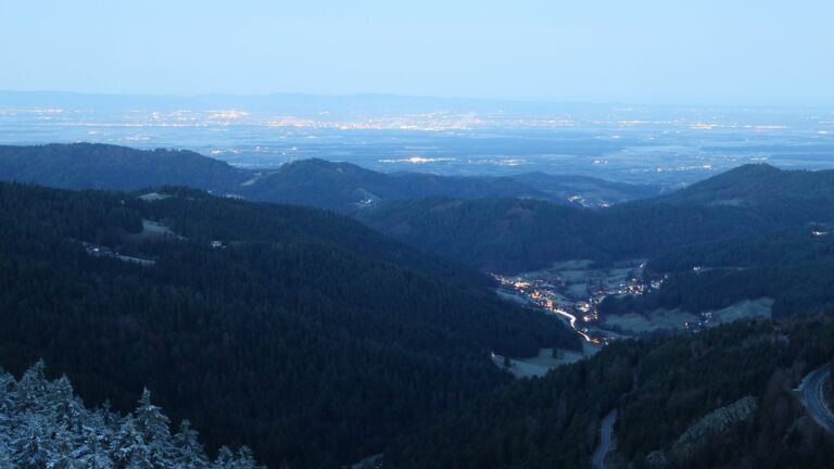 Dieses Bild zeigt eine Webcam-Aufnahme vom Achertal, aufgenommen am Montag, den 01.12.2025 um 07:20 Uhr. Die Temperatur betrug -1.6°C.