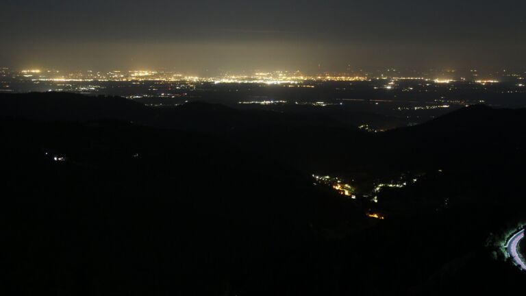 Dieses Bild zeigt eine Webcam-Aufnahme vom Achertal, aufgenommen am Samstag, den 19.07.2025 um 02:30 Uhr. Die Temperatur betrug 15.8°C.