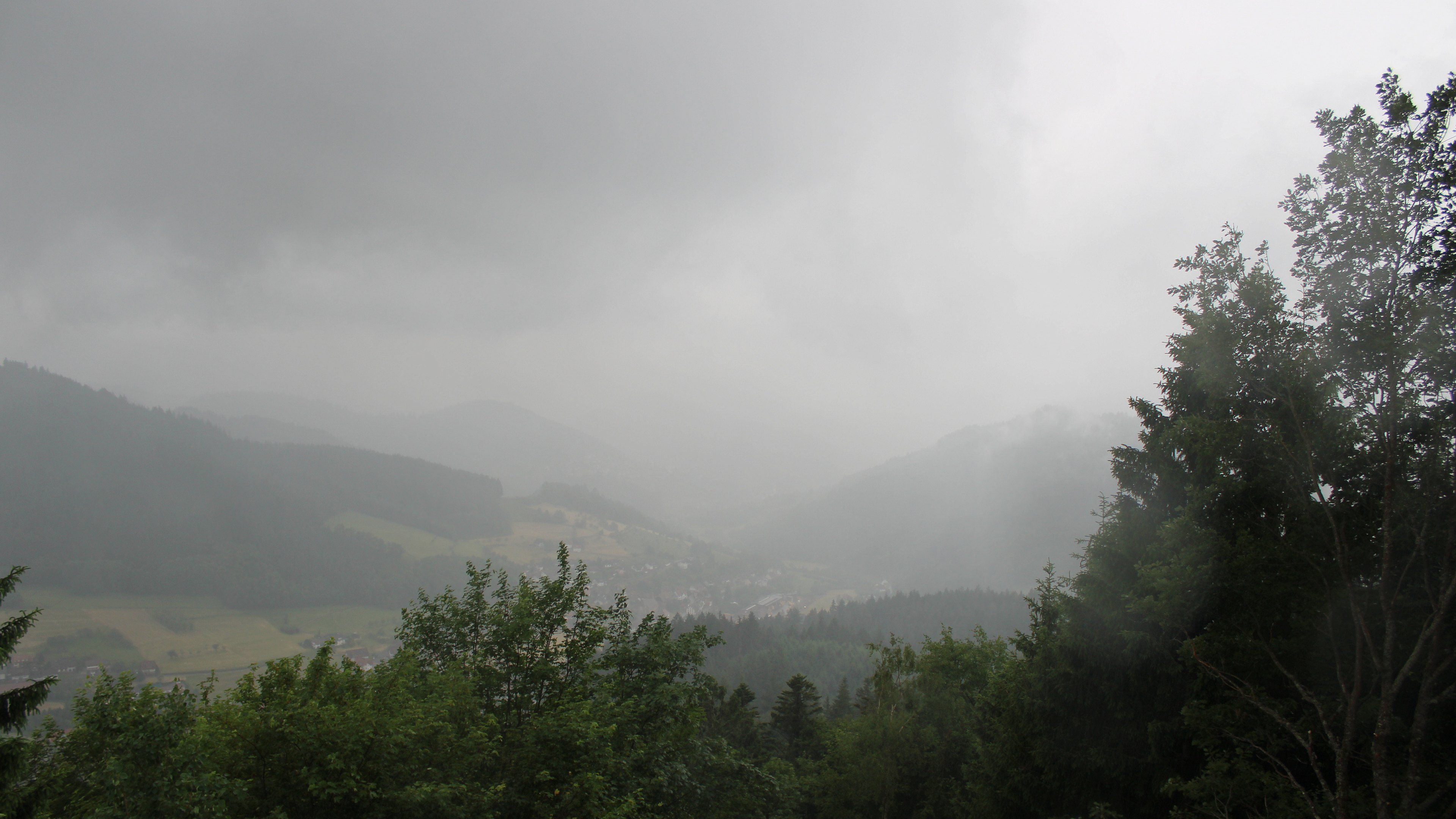 Dieses Bild zeigt eine Webcam-Aufnahme vom Achertal, aufgenommen am Dienstag, den 02.06.2026 um 15:50 Uhr. Die Temperatur betrug 14.9°C.