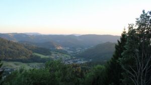Dieses Bild zeigt eine Webcam-Aufnahme vom Achertal, aufgenommen am Dienstag, den 28.07.2026 um 20:50 Uhr. Die Temperatur betrug 24.8°C.