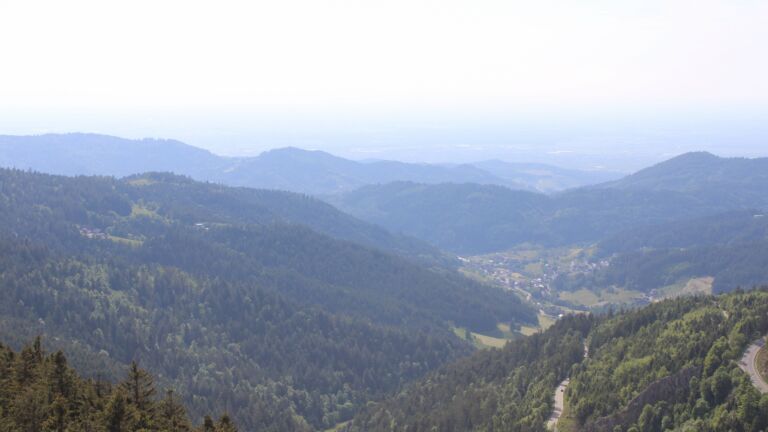 Dieses Bild zeigt eine Webcam-Aufnahme vom Achertal, aufgenommen am Montag, den 19.05.2025 um 17:20 Uhr. Die Temperatur betrug 17.6°C.