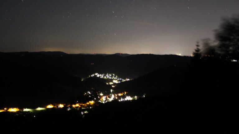 Dieses Bild zeigt eine Webcam-Aufnahme vom Achertal, aufgenommen am Dienstag, den 21.07.2026 um 03:30 Uhr. Die Temperatur betrug 11.8°C.