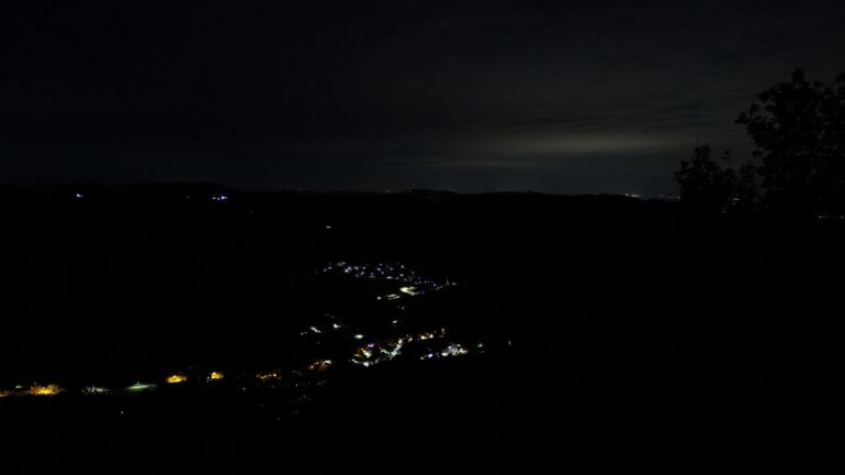 Dieses Bild zeigt eine Webcam-Aufnahme vom Achertal, aufgenommen am Samstag, den 12.09.2026 um 05:50 Uhr. Die Temperatur betrug 14.9°C.