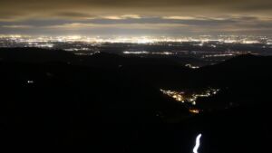 Dieses Bild zeigt eine Webcam-Aufnahme vom Achertal, aufgenommen am Dienstag, den 10.02.2026 um 21:00 Uhr. Die Temperatur betrug 3.8°C.