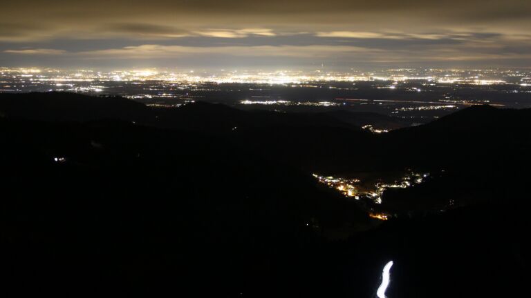 Dieses Bild zeigt eine Webcam-Aufnahme vom Achertal, aufgenommen am Dienstag, den 10.02.2026 um 21:00 Uhr. Die Temperatur betrug 3.8°C.