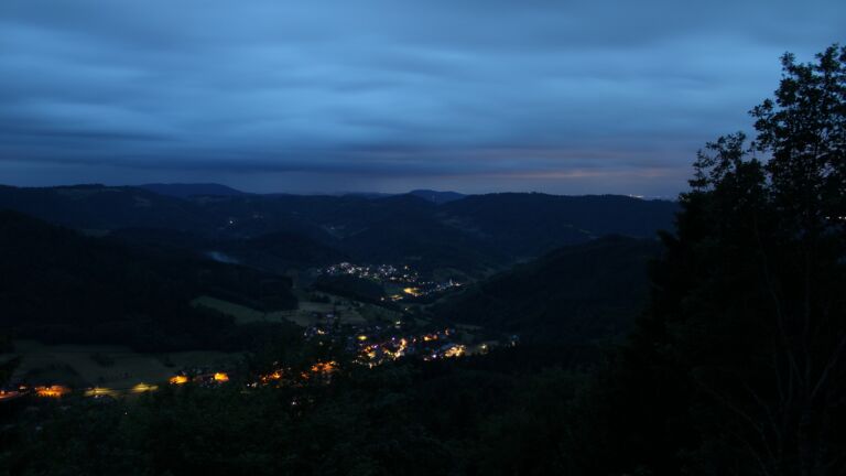 Dieses Bild zeigt eine Webcam-Aufnahme vom Achertal, aufgenommen am Montag, den 01.06.2026 um 04:40 Uhr. Die Temperatur betrug 11.9°C.