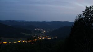 Dieses Bild zeigt eine Webcam-Aufnahme vom Achertal, aufgenommen am Dienstag, den 14.07.2026 um 22:20 Uhr. Die Temperatur betrug 23.8°C.