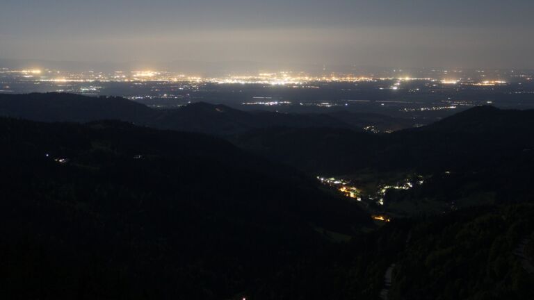 Dieses Bild zeigt eine Webcam-Aufnahme vom Achertal, aufgenommen am Mittwoch, den 07.05.2025 um 00:30 Uhr. Die Temperatur betrug 5.1°C.