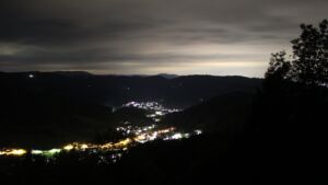 Dieses Bild zeigt eine Webcam-Aufnahme vom Achertal, aufgenommen am Freitag, den 16.10.2026 um 23:00 Uhr. Die Temperatur betrug 15.8°C.
