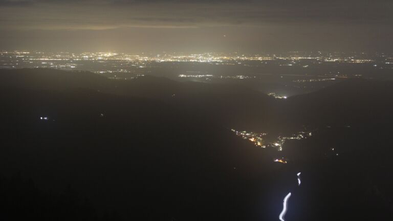 Dieses Bild zeigt eine Webcam-Aufnahme vom Achertal, aufgenommen am Dienstag, den 17.03.2026 um 20:00 Uhr. Die Temperatur betrug 2.2°C.