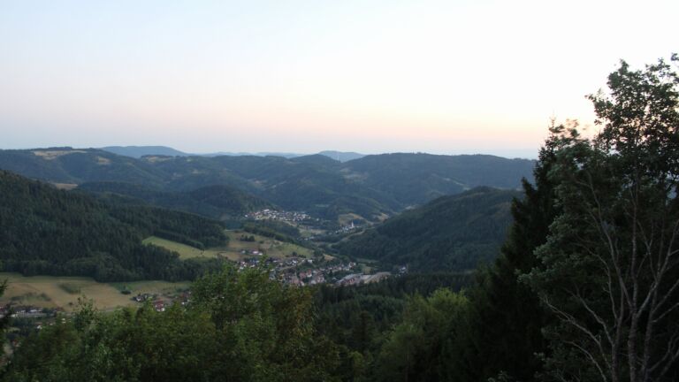 Dieses Bild zeigt eine Webcam-Aufnahme vom Achertal, aufgenommen am Mittwoch, den 12.08.2026 um 21:00 Uhr. Die Temperatur betrug 25.1°C.