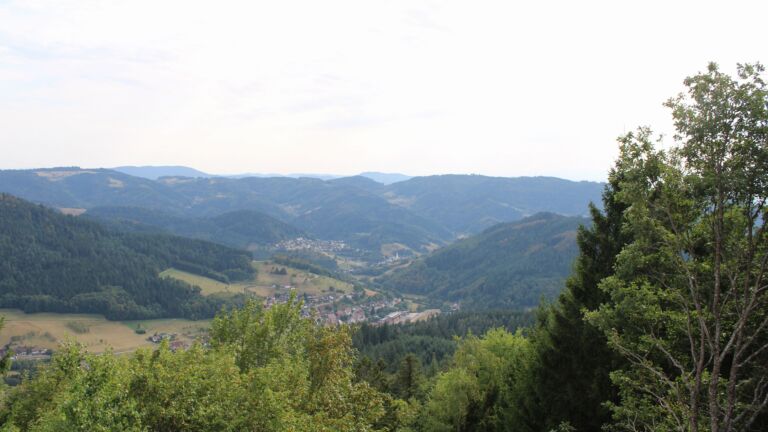 Dieses Bild zeigt eine Webcam-Aufnahme vom Achertal, aufgenommen am Samstag, den 15.08.2026 um 17:20 Uhr. Die Temperatur betrug 33.4°C.